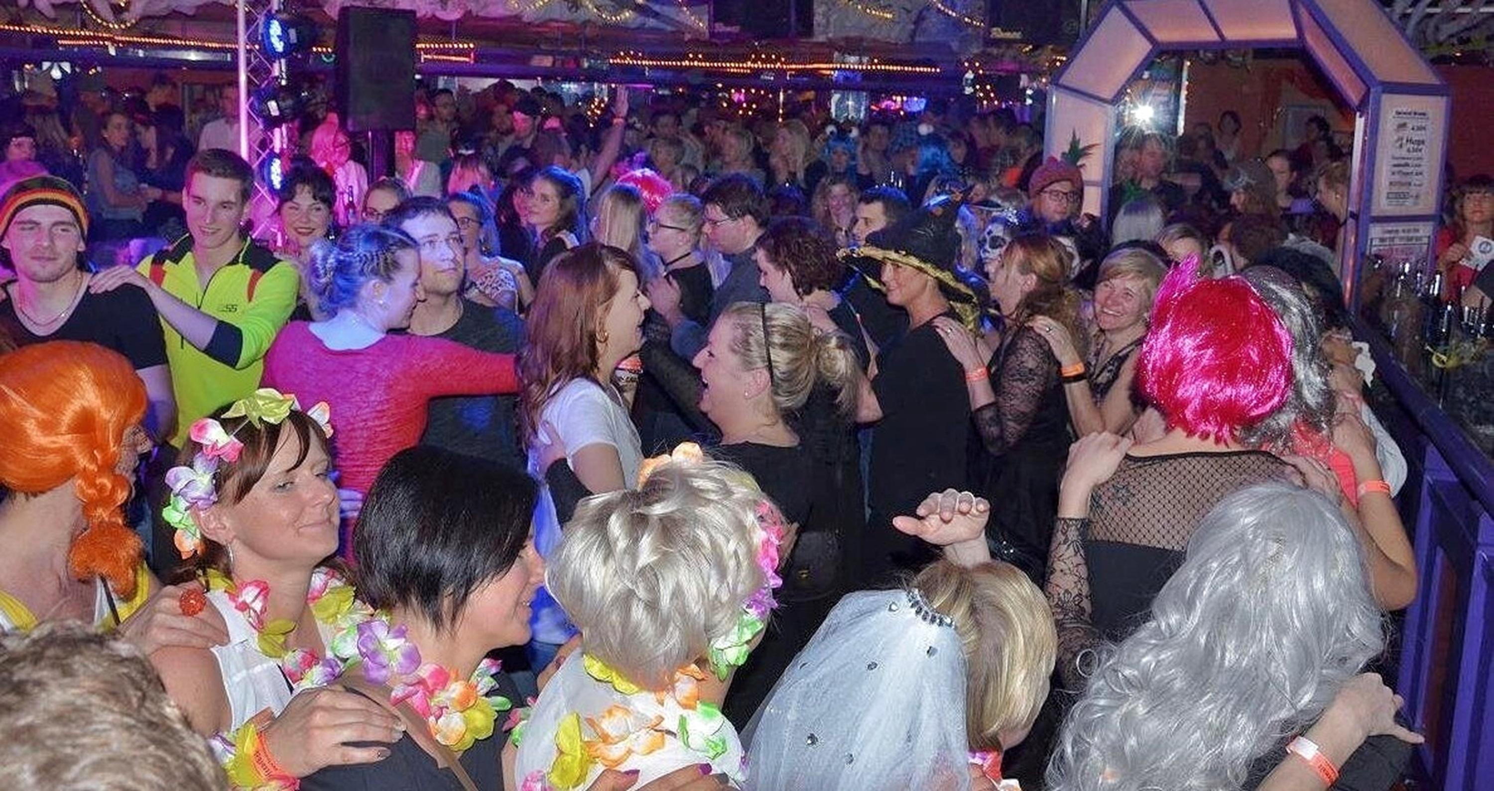 Ausgelassene Stimmung beim Fasching im Platzl: Feierwütige in kreativen Kostümen sorgen für eine unvergessliche Partynacht in der Kult-Diskothek Bodenmais.