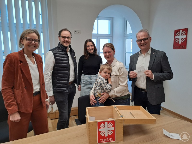 Für fünf Einrichtungen der Caritas hatte der zweijährige Dominik mit seiner Mama Rosa Rosenberger ein glückliches Händchen. Die Caritas-Vorstände Andrea Anderlik und Stefan Seiderer (re.) sowie Patrik Lang (2.v.li.) und Melanie Jocham von der Personalabteilung freuen sich über die Solidarität der Mitarbeiter:innen. 20250305_144047.jpg