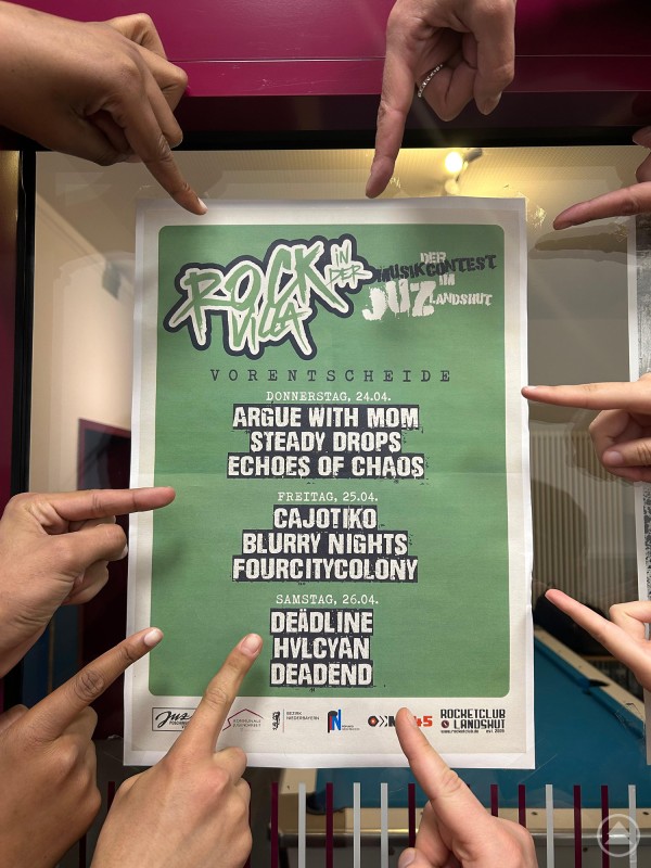 Das Bild zeigt ein Plakat des Musikcontests „Rock in der Villa“ im Jugendzentrum Landshut (JUZ), das von mehreren Händen eingerahmt wird, die begeistert darauf zeigen. Angekündigt werden die Vorentscheide, die vom 24. bis 26. April stattfinden. Am Donnerstag, den 24.04., treten die Bands Argue With Mom, Steady Drops und Echoes of Chaos auf. Am Freitag, den 25.04., folgen Cajotiko, Blurry Nights und Fourcitycolony. Den Abschluss bilden am Samstag, den 26.04., die Bands Deadline, Hvlycyan und Deadend. Unterstützt wird das Event unter anderem vom JUZ Landshut, der Kommunalen Jugendarbeit, dem Bezirksjugendring Niederbayern sowie weiteren Partnern. Die Szene strahlt Vorfreude und Begeisterung für das musikalische Kräftemessen aus.