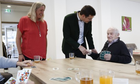 Kurze Weile für lange Tage – Bürgermeister Pichler besucht Caritas-Tagespflege