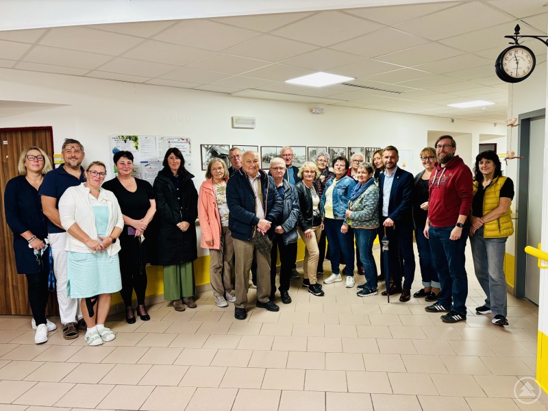 Beim Besuch erhielten die Teilnehmenden – darunter Kreisseniorenbeauftragte Nicole Polleichtner (5. v. l.) – von Heimleiterin Dr. Renata Klufová (4. v. l.) wertvolle Einblicke in das tschechische Pflegesystem. Sachgebietsleiter Christian Fiebig (2. v. r.) bedankte sich herzlich bei ihr sowie bei Mgr. Aleš Kolář (4. v. r.) und Petra Pikná Jánská (3. v. r.) für deren Unterstützung. Eine Gruppe aus dem Landkreis Freyung-Grafenau steht gemeinsam mit Vertreterinnen und Vertretern der Stadt Třeboň in einem Flur einer Senioreneinrichtung. Alle lächeln in die Kamera – Zeichen einer gelungenen Begegnung und des regen Austauschs.