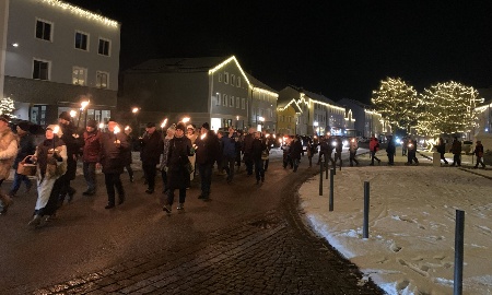 Fackelzug zum Handlberg: Aidenbach erinnert im Winterzauber an die Bauernschlacht