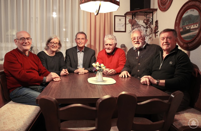 2. Bürgermeister Günter Klampfl (v.l.) gratulierte zu korrekter Kasse und Neuwahl. Edith Döringer, Bernd Bachhuber, Gerhard Hopp, Peter Siegert und Reinhard Urbanke gehören von Bei- bis Vorsitz zu den Kulturmachern der nächsten Forumsperiode. Mehrere Mitglieder des Kulturforums Schönberg sitzen gemeinsam an einem Tisch in einem Gasthaus und blicken in die Kamera.