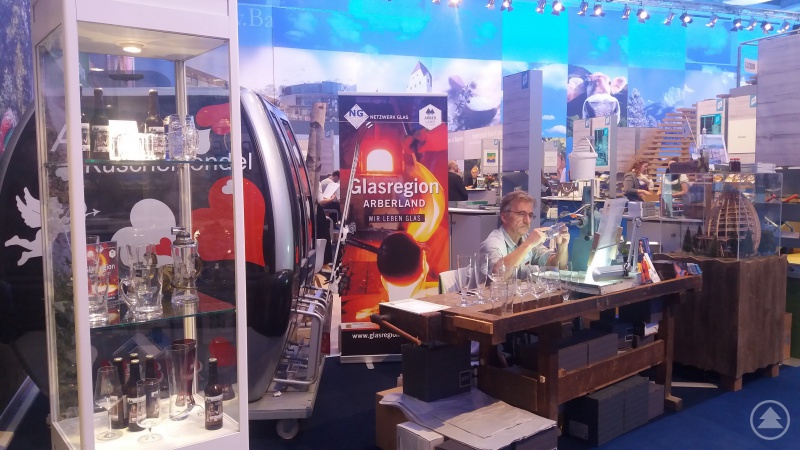 Glasgraveur Franz Straub zeigt die Einzigartigkeit der Glasregion ARBERLAND in der Bayernhalle.