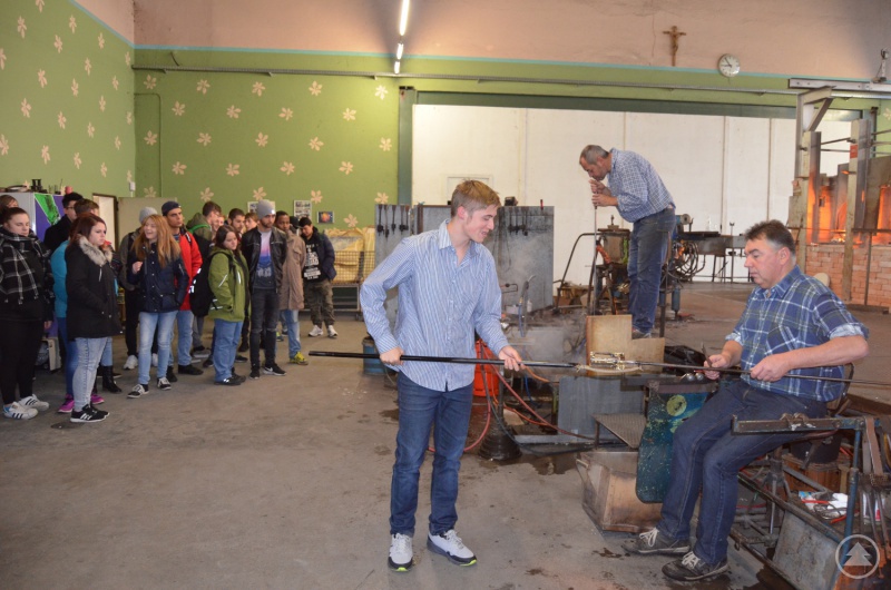 In der Glashütte Eisch bestaunten die Schüler die Glasmacher bei der manuellen Fertigung von edlen Gläsern und Karaffen.