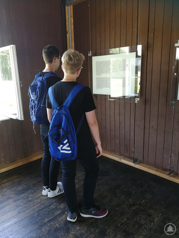 Mit großem Interesse lasen diese beiden Neuntklässler die Informationen zum Leben in den Häftlings-Baracken.