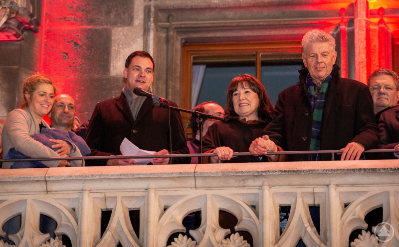 Eröffneten feierlich den Münchner Christkindlmarkts Rathausbalkon vom aus (vorne von rechts): Oberbürgermeister Dieter Reiter, mit seiner Frau Petra und Landrat Sebastian Gruber, mit Lebensgefährtin Miriam Scholz und Sohn Nepomuk. Dahinter (links) der Mauther Bürgermeister Ernst Kandlbinder und Bürgermeister Max Niedermeier aus Grafenau (rechts).