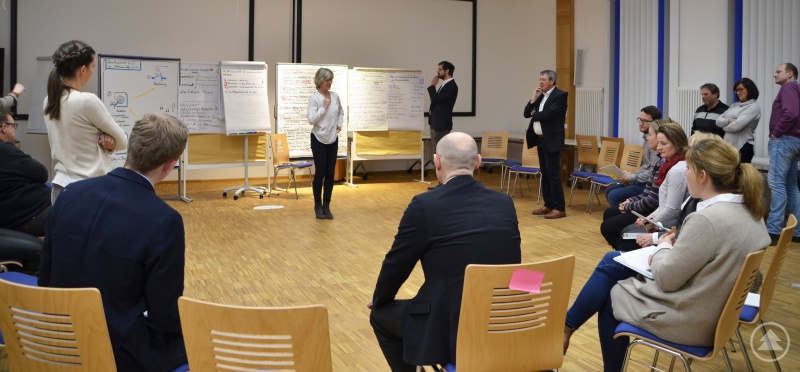 In einem Stuhlkreis erarbeiteten die Workshop-Teilnehmer die Themen für die Zukunft der Stadt Grafenau.