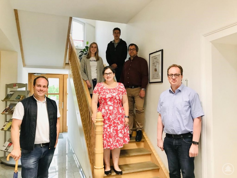 Treffen des Handlungsfelds Digitalisierung (v.l. Michael Hasenberger, Projektkoordinator Wirtschaft, Dr. Carolin Pecho, Bürgermeisterin der Gemeinde Ringelai, Martin Behringer, Bürgermeister der Gemeinde Thurmansbang, Corina Molz, Geschäftsführerin der ILE Ilzer Land, Johannes Dick, Projektkoordinator Innenentwicklung, und Volker Ernst, Projektkoordinator Digitalisierung) in der Gemeinde Ringelai.