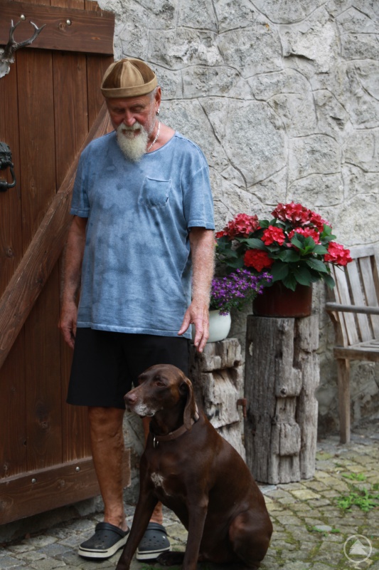 Erhard Köck mit seinem Hund