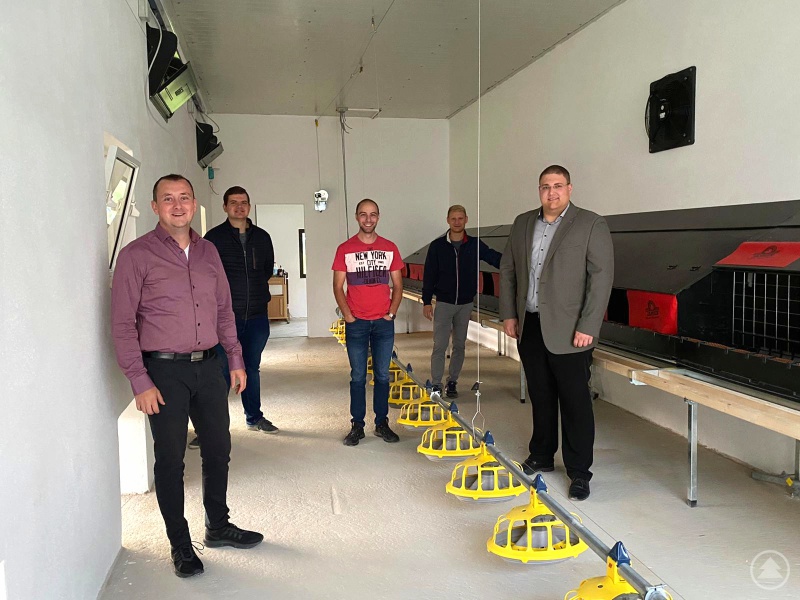(v. l.) Stellvertretender Ortsvorsitzender Ludwig König, Martin Höppler, Stadtrat Sebastian Weber, Moritz Krenn und Ortsvorsitzender Stadtrat Christoph Weishäupl im Inneren des neu errichteten Hühnerstalls auf dem Kini-Hof.