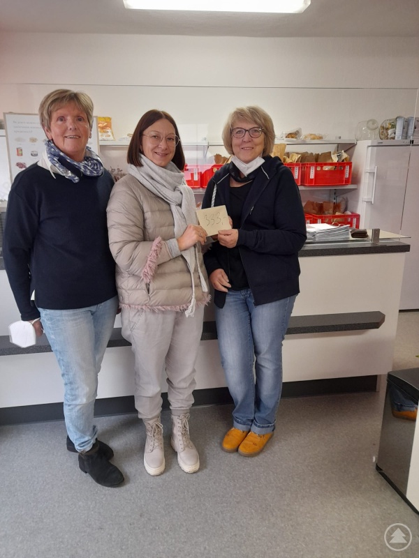Spendenübergabe an die Tafel Freyung, Grafenau und Waldkirchen (v. links) durch den Betriebsratsvorsitzenden Florian Habenberger (1. Bild, rechts) und stv. Betriebsratsvorsitzende Daniela Kandlbinder (2. Bild, Mitte)