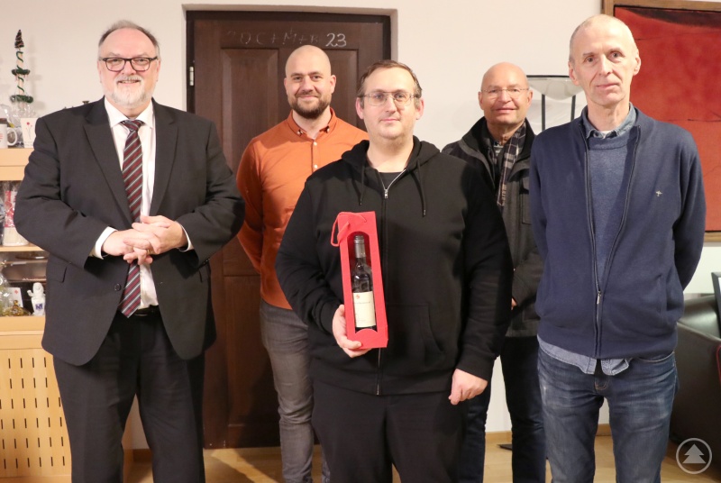 Auf eine erfolgreiche Zukunft der Athanor Akademie unter der Leitung von Sebastian Goller (Mitte) freuen sich Oberbürgermeister Jürgen Dupper (von links), Philipp Kosmieja (zuständig für Finanzen und Personal), Hausherr Christian Repa und Vorstandsmitglied Walter Anichhofer.