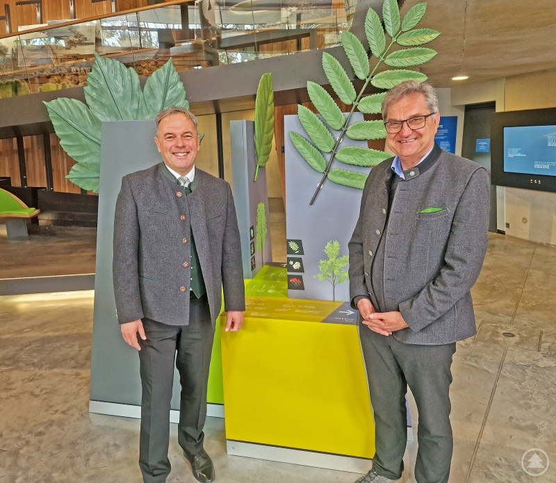 Dr. Franz Leibl, Leiter des Nationalparks (r.), zeigte Dr. Rüdiger Detsch, Ministerialdirektor am Bayerischen Umweltministerium, nach der Fachbeiratssitzung einen Teil der neuen Ausstellung im Haus zur Wildnis.