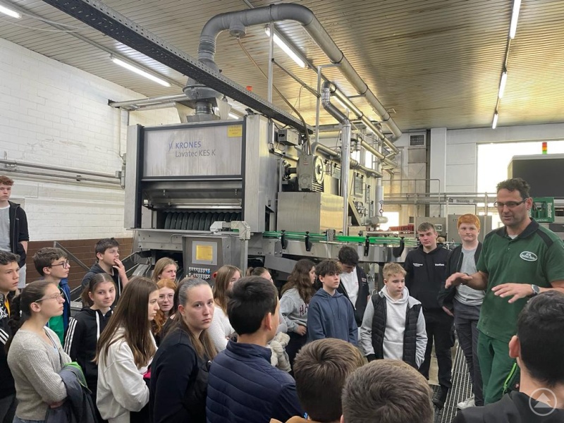 Schülerinnen und Schüler aus den Klassen 8a und 8c der Realschule Grafenau in der Abfüllanlage der Brauerei Bucher