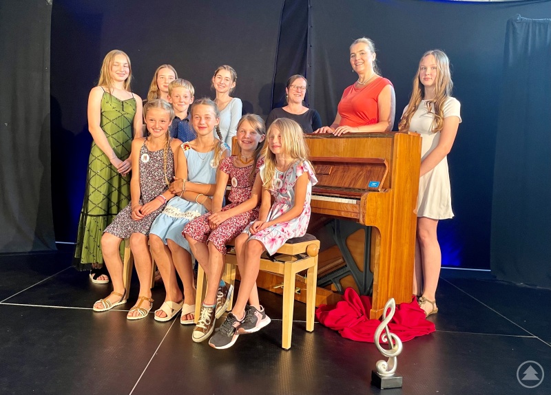 Die Klavierklasse von Tatjana Šverko sichtlich stolz nach dem gelungenen Auftritt.