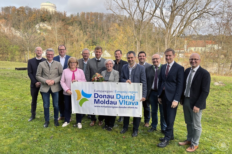 Regens scheidende Landrätin Rita Röhrl (Mitte) ist als Beisitzerin vom wiedergewählten EDM-Trägervereinsvorsitzenden Dr. Olaf Heinrich (links daneben) und den Trägervereinsmitgliedern verabschiedet worden.