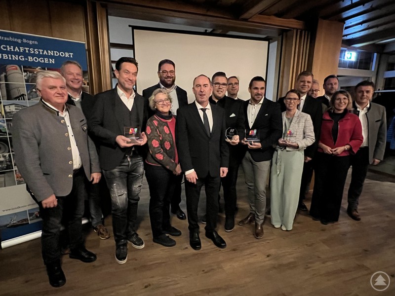 Bei der Verleihung der TOP-Unternehmerwürde: Von links die Bezirksräte Ludwig Waas und Franz Schreyer, Preisträger Markus Steinleitner, Steinachs Bürgermeisterin Christine Hammerschick, MdL Tobias Beck, Wirtschaftsminister Hubert Aiwanger, Preisträger Philipp Gellert, Parkstettens Bürgermeister Martin Panten, Preisträger Lothar Frank Schwarz, Preisträgerin Stephanie Färber-Heller, Bezirkstagspräsident Dr. Olaf Heinrich, Landrat Josef Laumer, Wirtschaftsreferent Martin Köck, Bürgermeisterin Andrea Probst und Oberschneidings Bürgermeister Ewald Seifert.