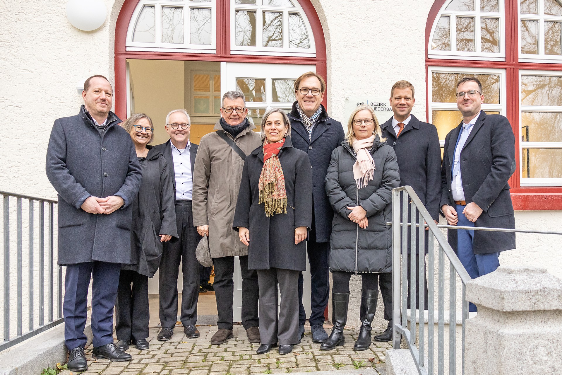 V. r.: Bezirksheimatpfleger Dr. Clemens Knobling, Bezirkstagspräsident Dr. Olaf Heinrich, Anette Röhr, Projektleiterin der Artothek, Bezirkstagsvizepräsident Dr. Thomas Pröckl, Carolin Ahrendt, Vorsitzende der Dr. Franz und Astrid Ritter-Stiftung, Dr. Maximilian Seefelder, ehemaliger Bezirksheimatpfleger, Pfarrer Hermann Eckl, Pfarrerin Katrin Großmann-Bornhard, und Prof. Johannes Hamann, Ärztlicher Direktor Bezirksklinikum Mainkofen