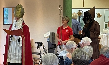 Stimmungsvolle Nikolausfeier im Seniorenheim St. Helena