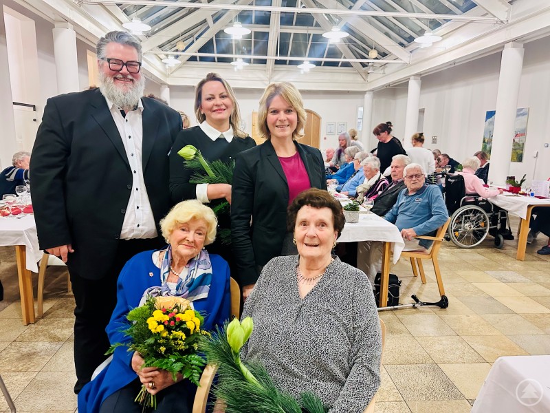 Bürgermeister Andreas Rother (stehend von links), Einrichtungsleiterin Frau Rinata Deibele, Betriebsleiterin Frau Marina Probst sowie die ehrenamtliche Verwaltungsrätin Frau Hildegunde Brummer (sitzend von links) und die Vorsitzende des Heimbeirates Frau Erna Kaiserseder.