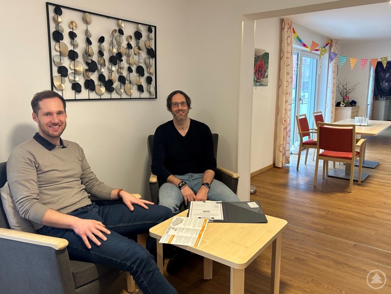 Der Leiter der Rosenium-Tagespflege in Freyung, Michael Schmid (rechts), einer der geplanten Referenten, informierte René Kurtz, den Geschäftsstellenleiter der Gesundheitsregion Plus, über die Aktivitäten der Gäste in der Tagespflege. MM 2025-03-11 Landkreis und Gesundheitsregion Plus bieten Vortragsreihe für pflegende Angehörige.jpg