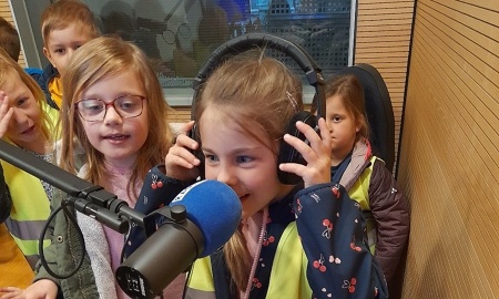 Moderieren? Kinderspiel! Schönberger Kindergartenkinder im Radiostudio