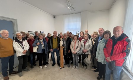 Die Eisenbahn fährt unter dem Lusenschutzhaus vorbei