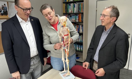 MdL Martin Behringer informiert sich an der Berufsfachschule für Physiotherapie Freyung