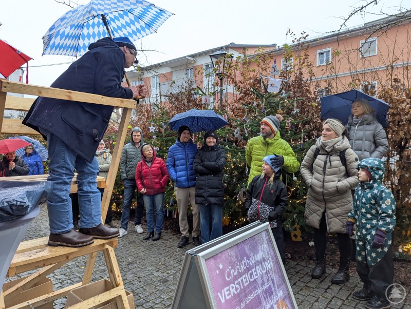 Bieter sprechen mit Herrn Swoboda