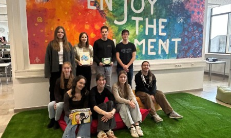 LLG Lesemobil auf Tour bringt selbst verfasste Kinderb&uuml;cher zu Grundschulen