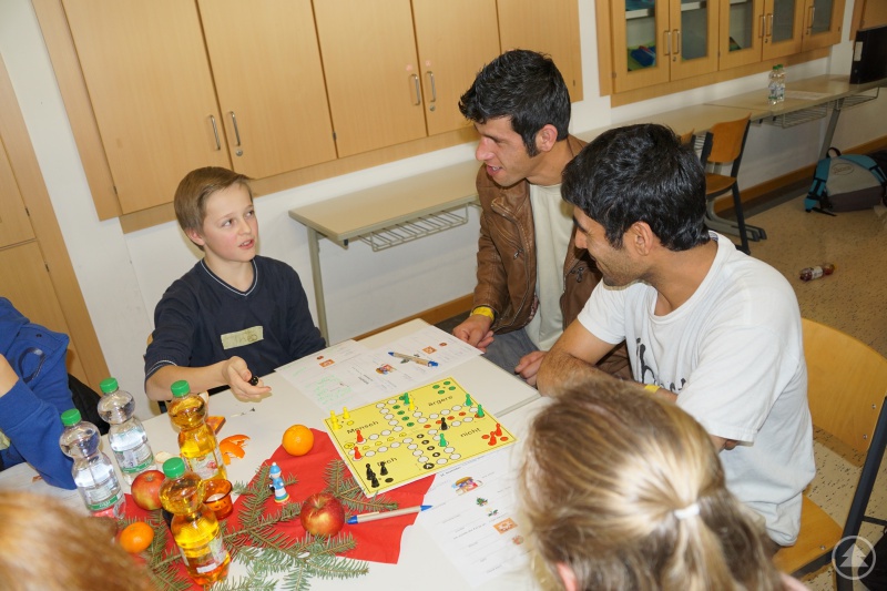 3	Eifrige Kontaktaufnahme bei der Begegnungsstunde in Klasse 8a