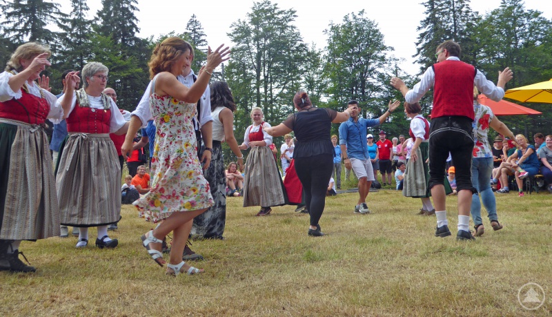 Höhepunkt des Rahmenprogramms war ein gemeinsamer Tanz des Heimatvereins aus Neuschönau mit iranischen Asylbewerbern.