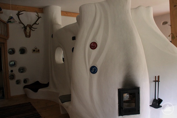 Der kunstvoll gestaltete Kachelofen.