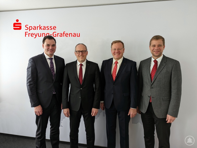 Freuen sich auf die zukünftige Zusammenarbeit v.l.: Sebastian Gruber (Verwaltungsratsvorsitzender), Dietmar Attenbrunner (zukünftiger Vorstandsvorsit-zender), Dr. Mikko Klein (zukünftiges Vorstandsmitglied) und Dr. Olaf Heinrich (stv. Verwaltungsrats-vorsitzender)