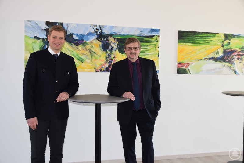 Bezirkstagspräsident Dr. Olaf Heinrich (l.) und ALE-Leiter Hans-Peter Schmucker.