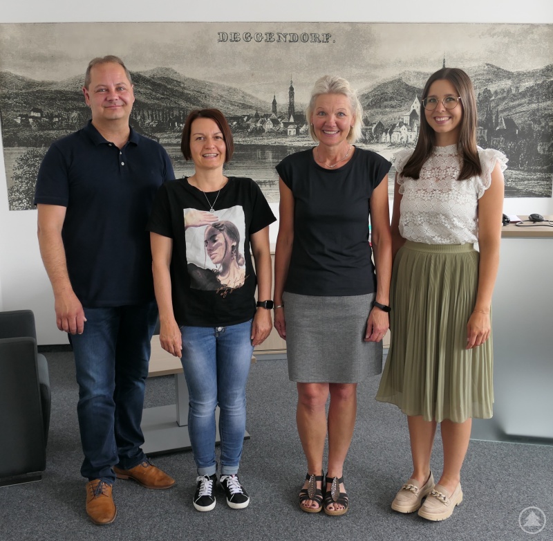 v. l. Matthias Wendt (Geschäftsführer der Agentur für Arbeit Deggendorf), Sandra Ulrich und Andrea Haller (Berufsberaterinnen), Natalie Bauer (Teamleiterin der Berufsberatung vor dem Erwerbsleben)
