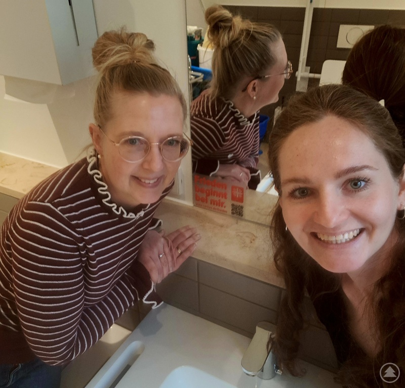 Wie hier in der Caritaszentrale am Steinweg setzen die Mitarbeiterinnen Maria Schwab (links) und Lisa Neukirchinger Zeichen für den Frieden