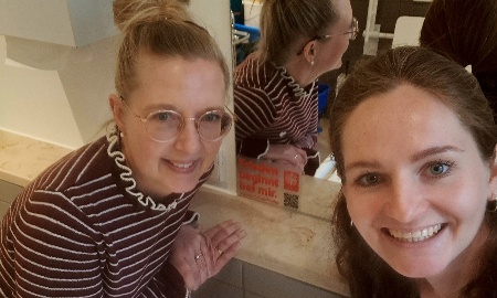 Friedensaktion der Caritas in der Passauer Fußgängerzone