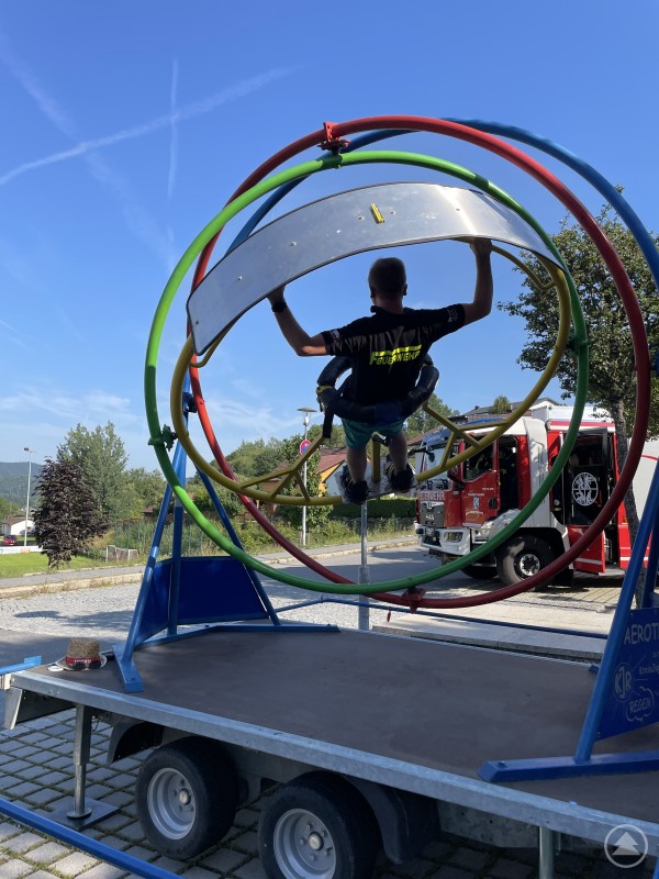 Bei früheren Woid Summern kamen die Mutigen ins Rotieren. Wer 2024 genügend Stehvermögen hat, der kann am Riesen-SUP sein Team-Können unter Beweis stellen.