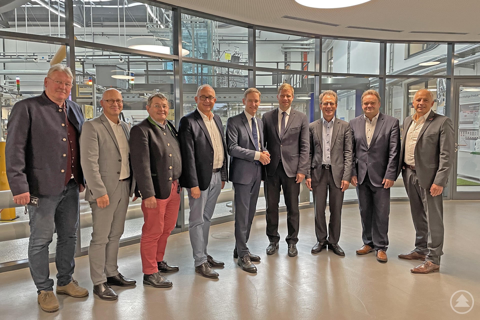 Die neugewählte Vorstandschaft des Niederbayern-Forum e.V. (v.l.): Jürgen Roith (Bezirksvorsitzender Bayerischer Gemeindetag), Kaspar Sammer (Geschäftsführer EUREGIO), Rudi Fellner (FMC Personalberatung), Dr. Michael Braun (Geschäftsführer Tourismusverband Ostbayern), Regierungspräsident Rainer Haselbeck, Bezirkstagspräsident Dr. Olaf Heinrich, Prof. Dr. Fritz Pörnbacher (Präsident der Hochschule Landshut), Peter Schmid (Bereichsleiter Regierung von Niederbayern), Robert Soppart (Soppart GmbH). Foto: Bezirk Niederbayern, Manuela Lang