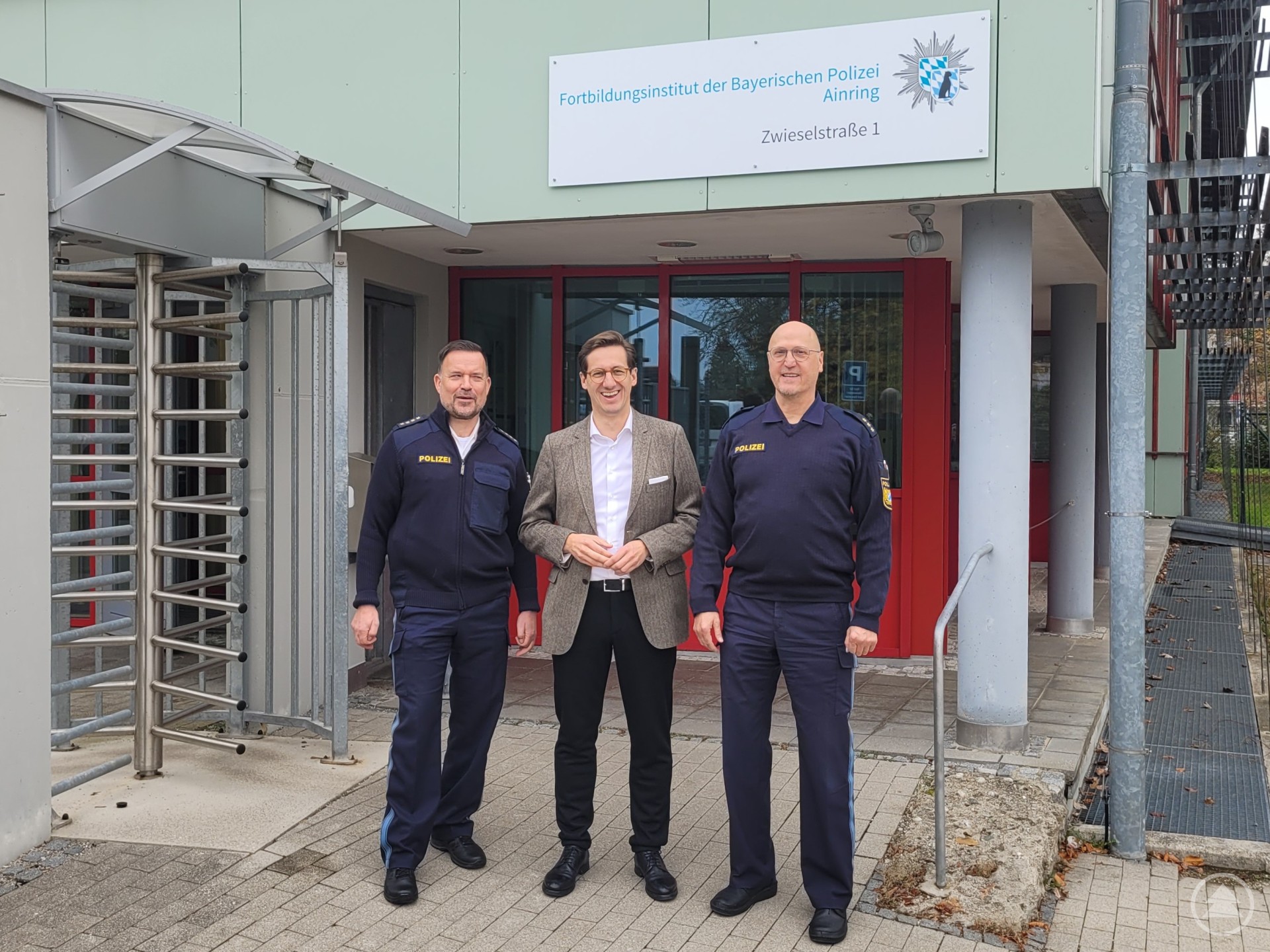 Informationsbesuch am Hauptsitz in Ainring: Beim Leiter des Fortbildungsinstituts der Bayerischen Polizei, Dr. Walter Buggisch (li.), und dessen Stellvertreter Gerhard Holzinger (re.) informierte sich MdL Dr. Stefan Ebner über die grundlegenden Strukturen und Abläufe des Fortbildungsinstituts sowie den Stand der Planungen hinsichtlich der baulichen Realisierung und der geplanten Angebote an der Außenstelle Freyung.