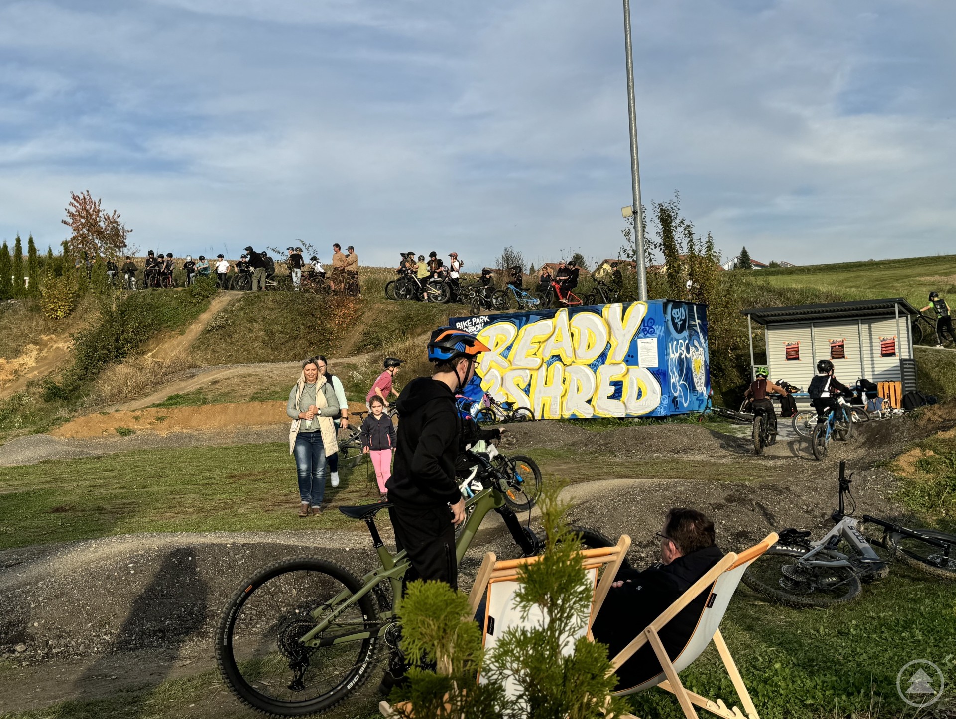 Das Jugendkulturevent „Woid Summa goes Bike – Dreck & Gaudi“, organisiert von der Kommunalen Jugendarbeit des Landkreises Freyung-Grafenau, kam bei den Kindern und Jugendlichen sehr gut an.