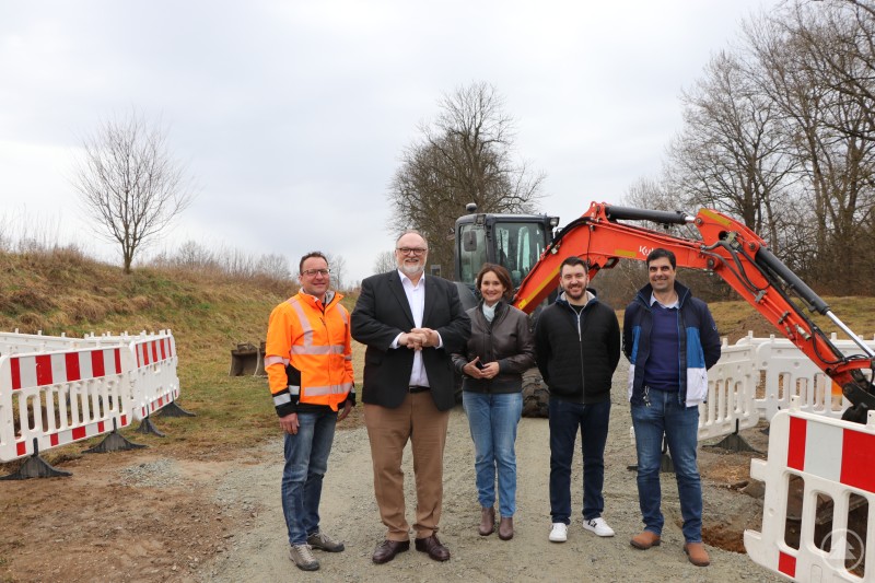 Besichtigten den Start der Maßnahme: Oberbürgermeister Jürgen Dupper zusammen mit v. l. stellv. Dienststellenleiter Bauhof Johannes Köberl, Stadträtin Evi Buhmann, Patrick Buttinger vom Langlebenhof sowie dem Dienststellenleiter des Bauhofs Markus Weiherer-Steimer. 25-03-11 Verbesserung Sicherheit an der Kreuzung Neue-Rieser-Alte-Rieser- Straße.JPG