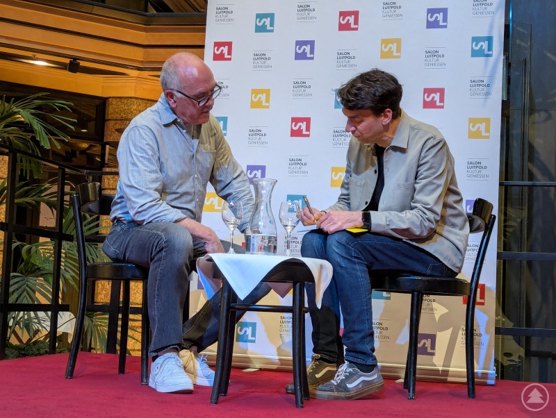 Jimdo-Gründer und CEO Matthias Henze signiert sein Buch Das Unternehmen bist du