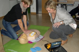 Ein Defibrillator am LLG  - eine Spende, die Leben retten kann