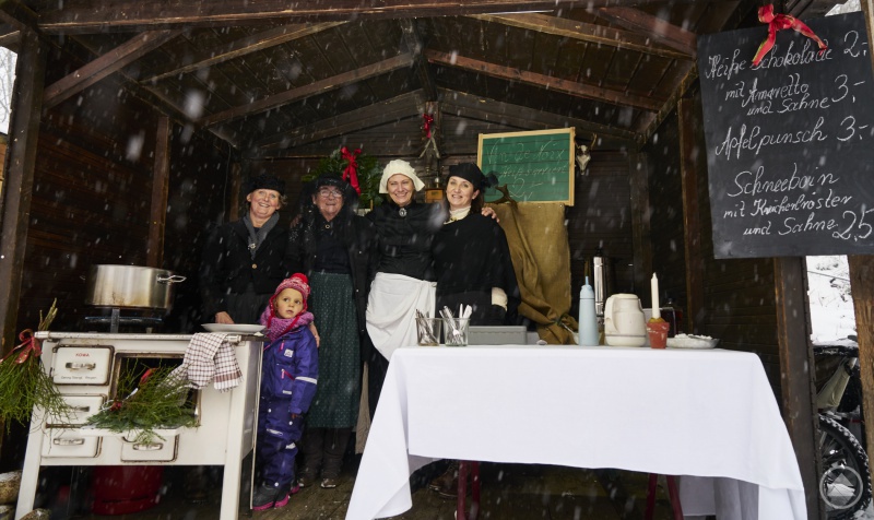 Ein Teil der Förderkreismitglieder erwarten die ersten Gäste