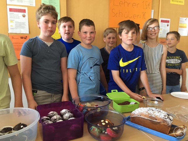 Leckere Kuchen und Muffins brachten eine hohe Spendensumme ein.