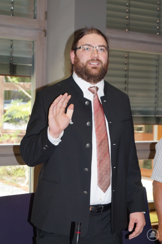 Tobias Beck bei seiner Vereidigung als Kreisrat.