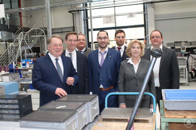 Werksführung mit (v.li.) Staatsminister Helmut Brunner, Regierungspräsident Rainer Haselbeck, Bürgermeister Max Niedermeier, Christoph Cegla, Dr. Korbinian Gruber, Gabriela Römer und Udo Kronawitter von AVS Römer.